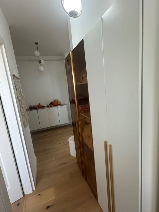 dulap/dressing cu spațiu pentru umerașe.