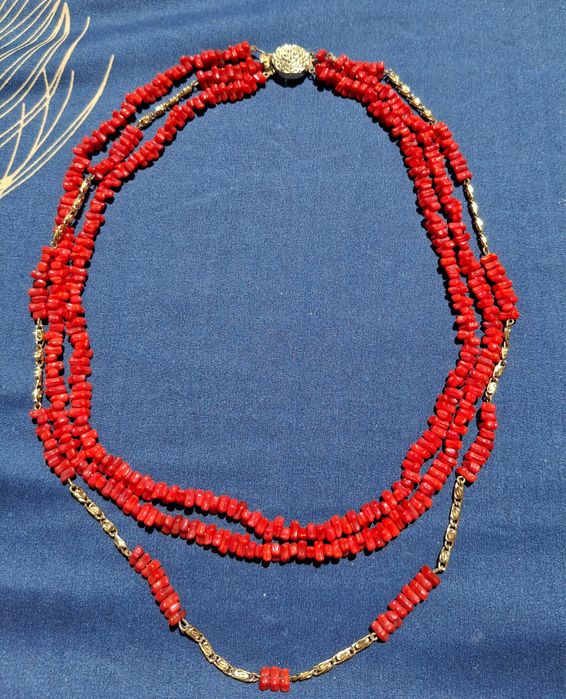 Колие от три реда корали