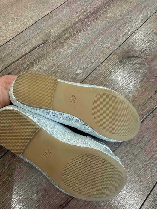 Блестящи балетни обувки с панделка за деца