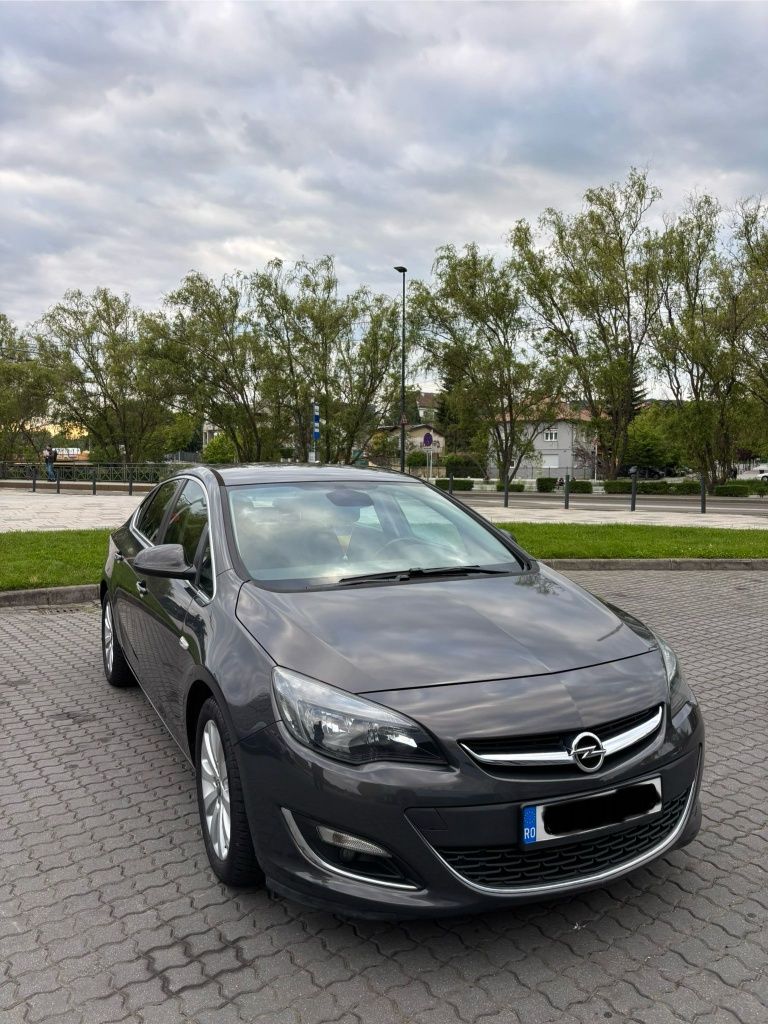 Vând Opel Astra j ecoFLEX Sedan impecabil
