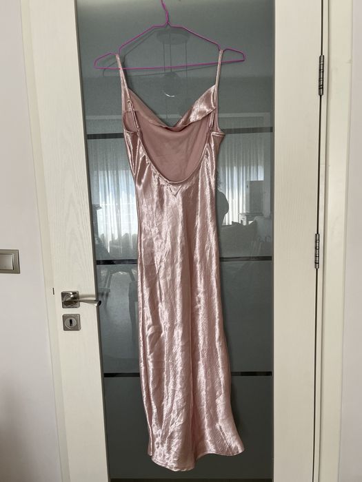 Рокля за повод, с гол гръб