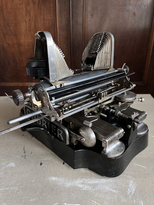 masina de scris veche Courier