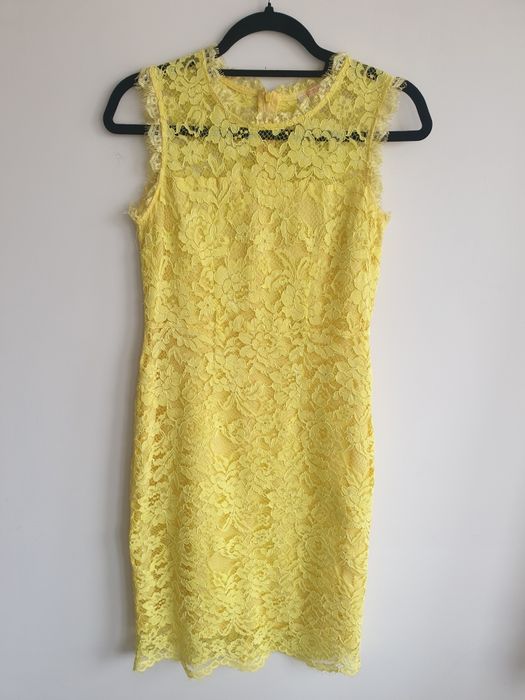 Елегантна жълта дантелена рокля