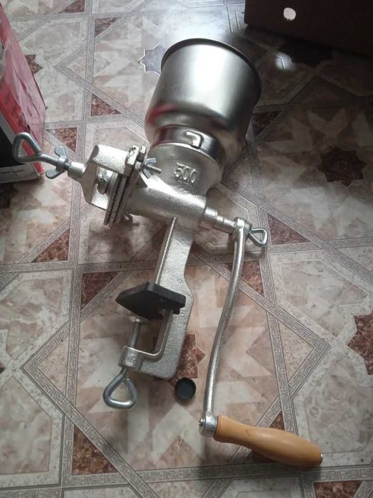 Механическая мельница для зерна  ОТВЕТ ТОЛЬКО НА ЗВОНОК