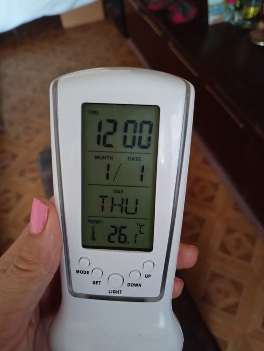 2 модела Светещи  електронни часовници показва градуси,месец ,дата и а