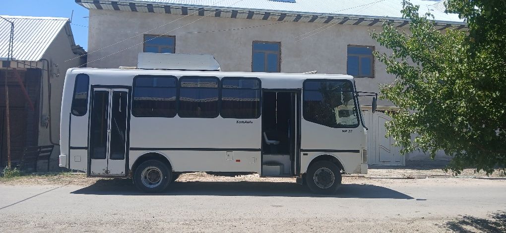 Avtobus isuzu 2013