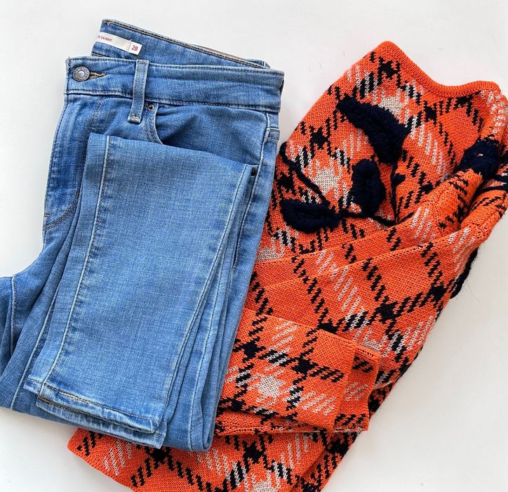 Оранжев пуловер с интересен гръб Intrend Maxmara и деним Levi’s 28