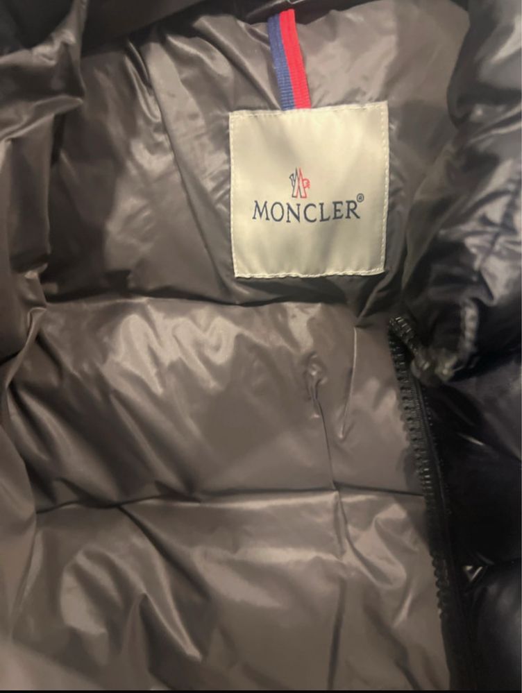 Vand geaca moncler originala