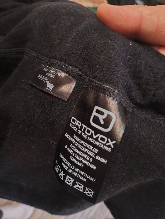 Bluză de corp Ortovox și rochie Moschino