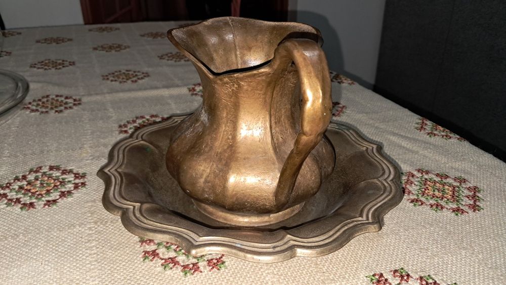 Carafa si platou din bronz masiv