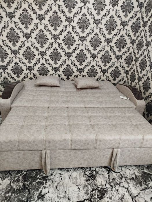 Диван раскладной бежевого цвета