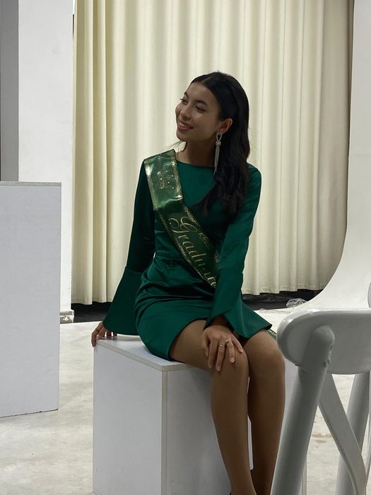 Шикарное вечернее алатье изумрудного цвета