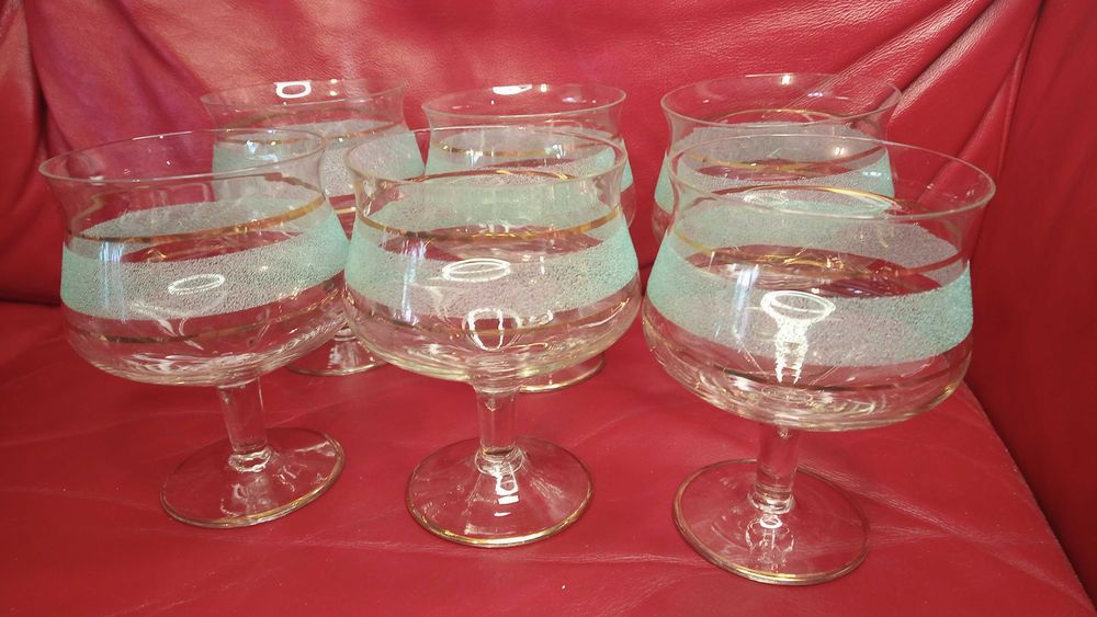 Много красиви ретро шампанки, златни кантове, цветна посипка, 6 бр