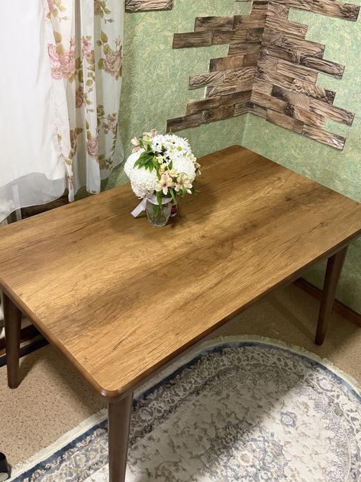 Стол  кухонный или зальный