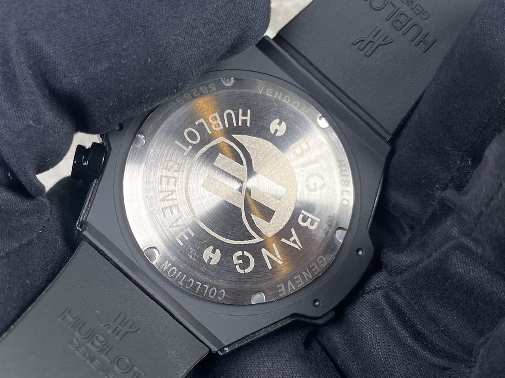 Часовник Hublot В черно