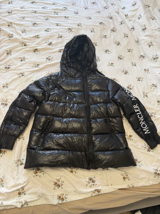Продам женский  зимний пуховик moncler
