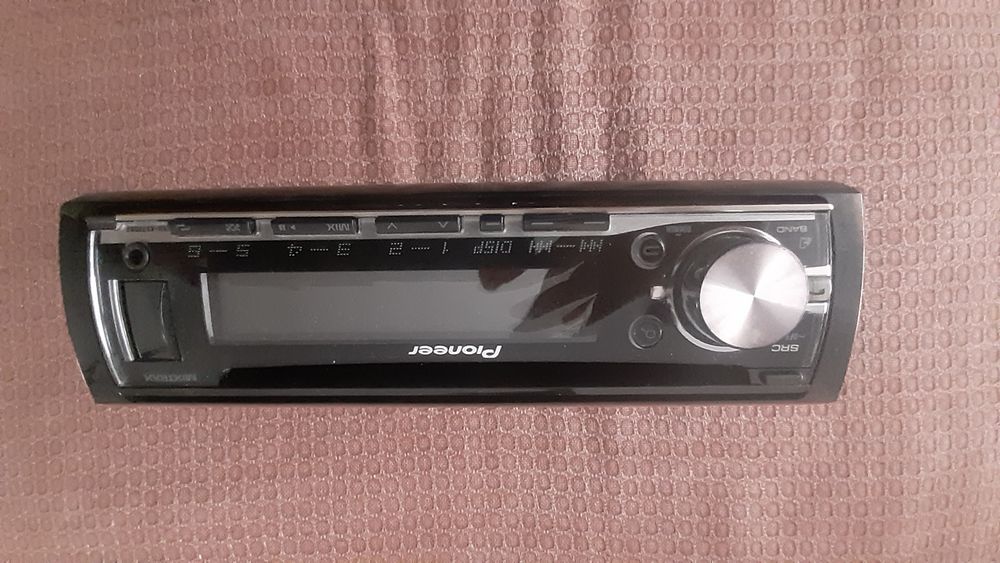 Pioneer Cd Player auto cu Bluetooth si Aux In