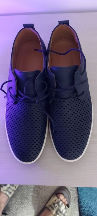 Vând pantofi noi foarte comozi..