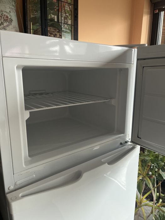 Бял хладилник Atlantic AT-283 с горна камера