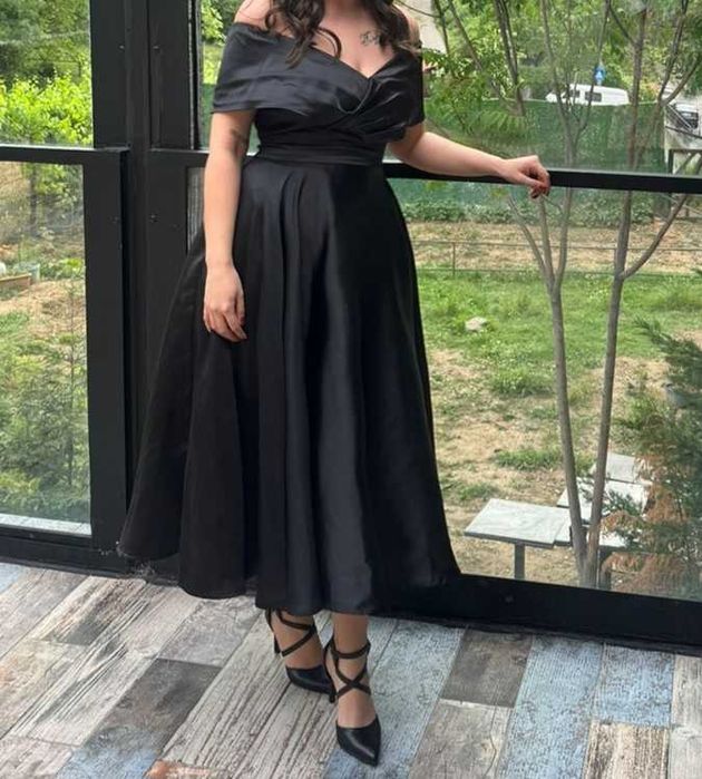 Официална черна рокля.