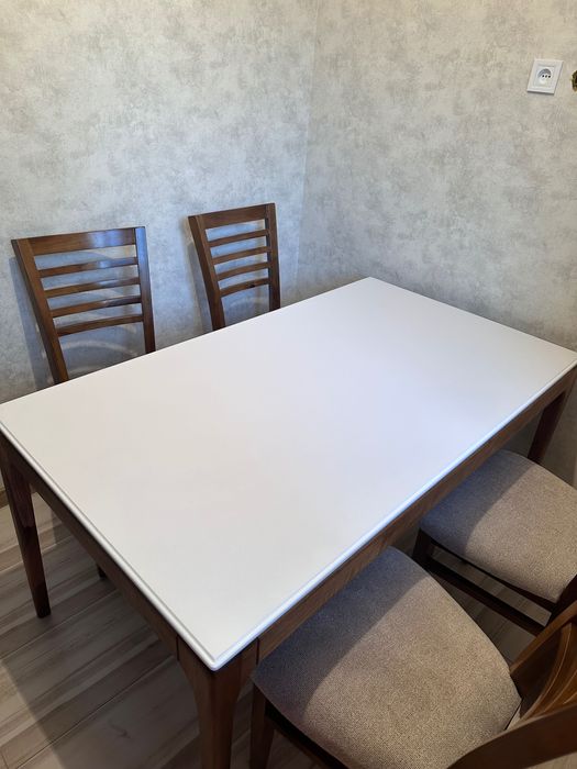 Продается кухонный стол для 4-6 человек
