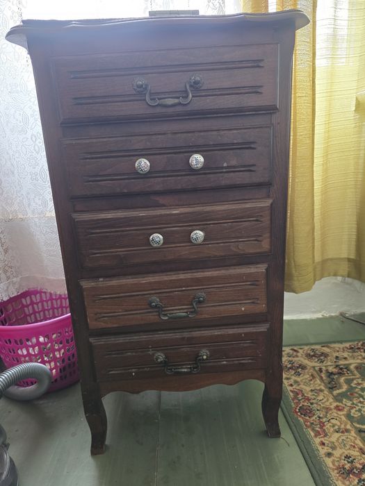 Comodă cu 5 sertare in foarte bună stare