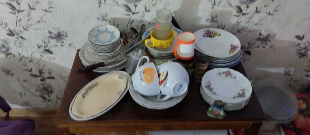 Ложки, вилки, чемодан, тарелка, кружка.