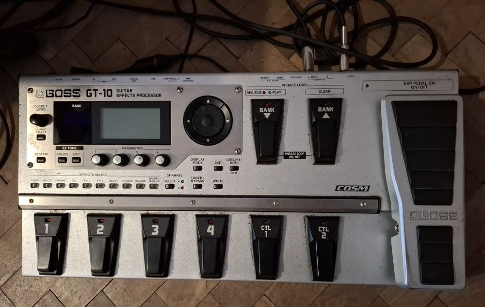 Китарен процесор  BOSS-GT 10.,използван, работи перфектно.. Богат набо
