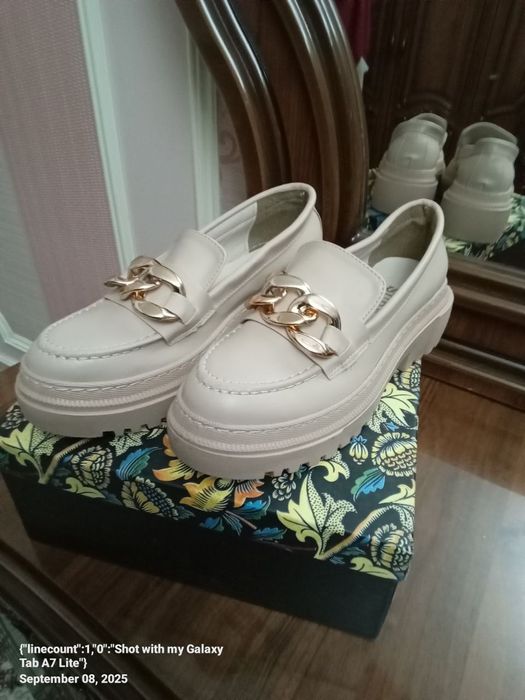 Yangi makasini sotiladi umuman kiyilmagan razmer 37