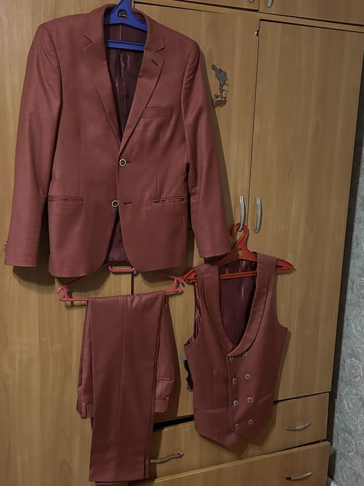 Новый костюм продается