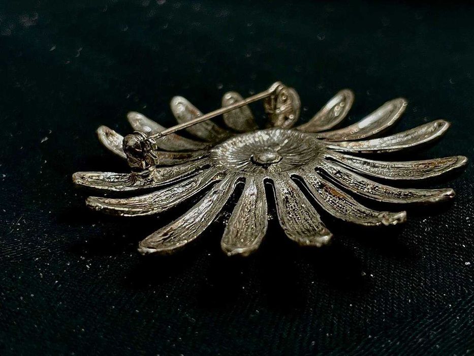 Винтажная брошь в виде цветка с зелёной эмалью и стразами