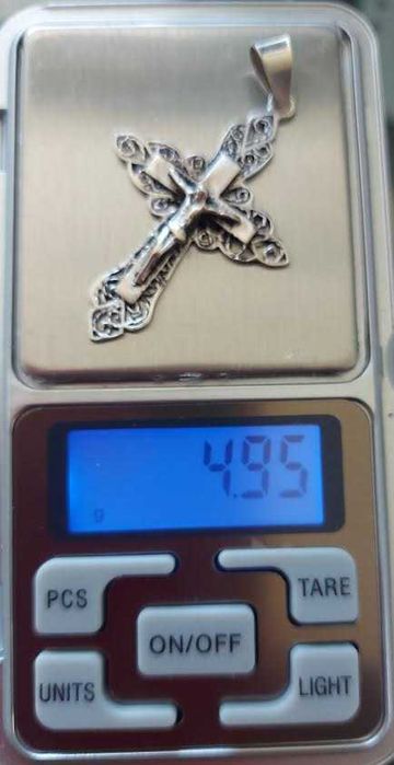 сребърен синджир и кръст