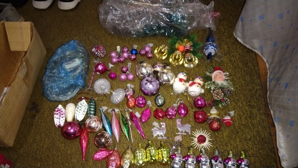 Ёлочные игрушки,герлянда,мишура.