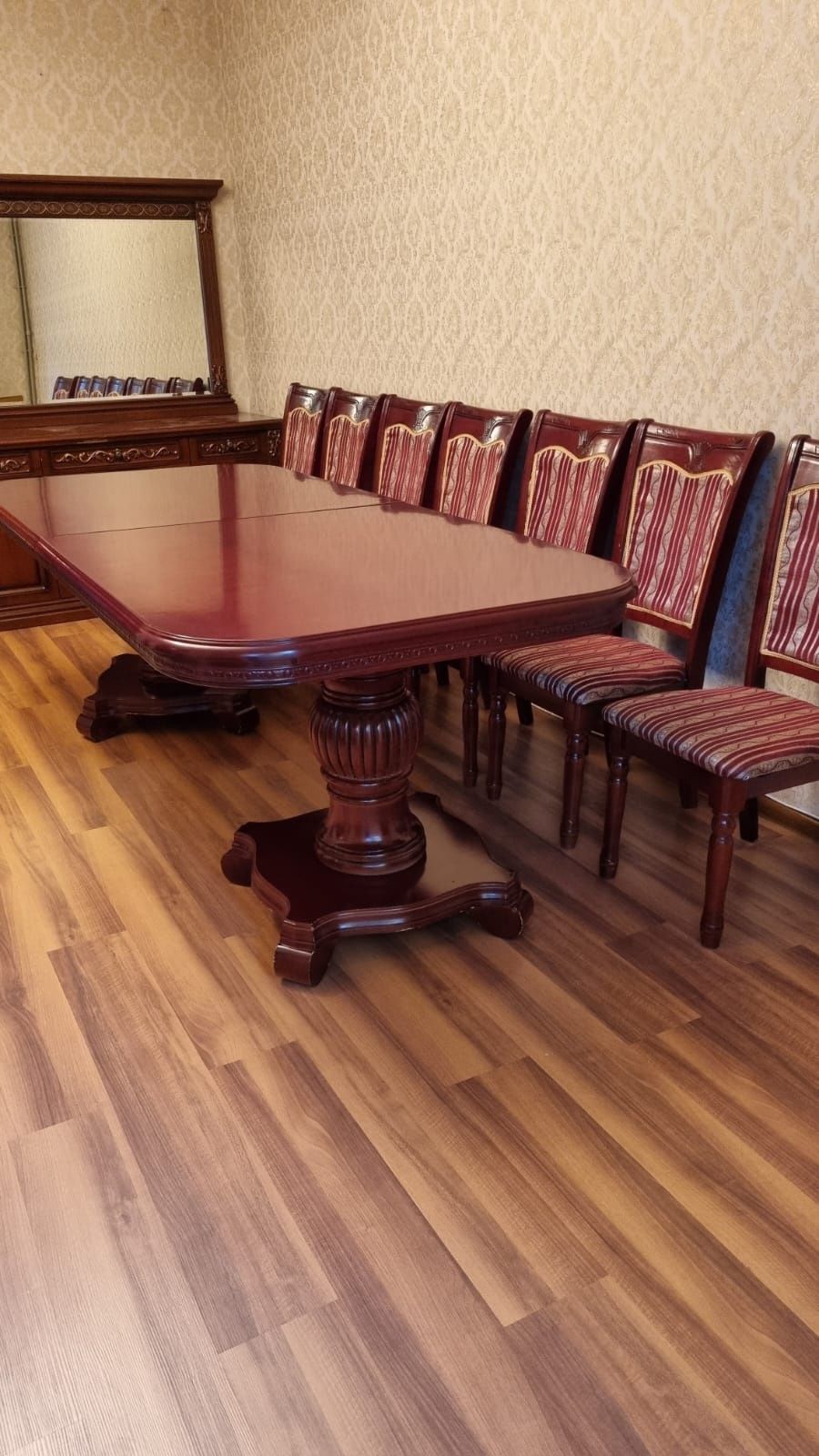 Продам стол со стульями 12 шт. ДЕРЕВО.