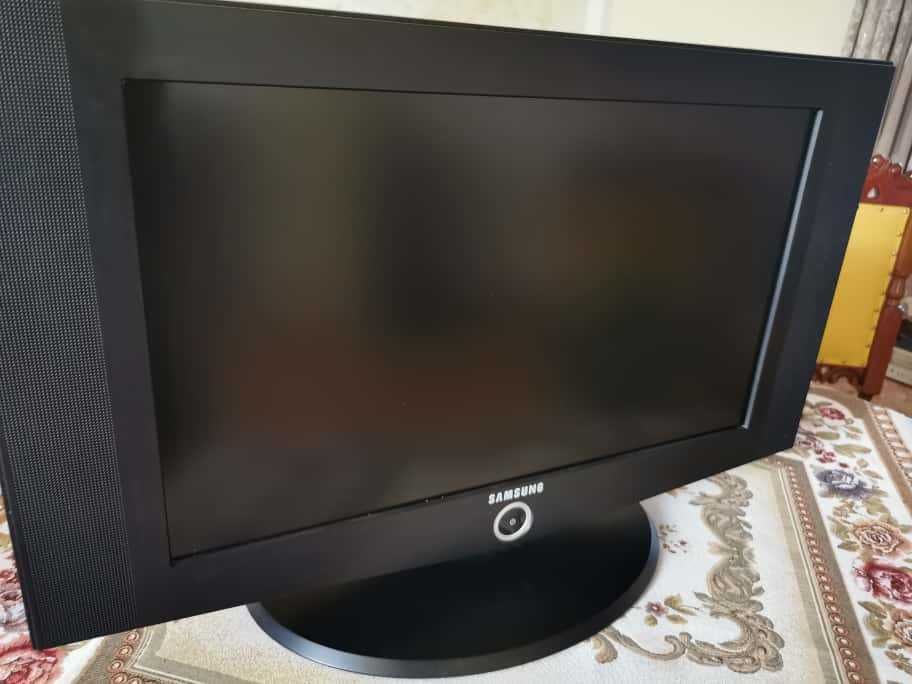 Vand televizor samsung  80 cm