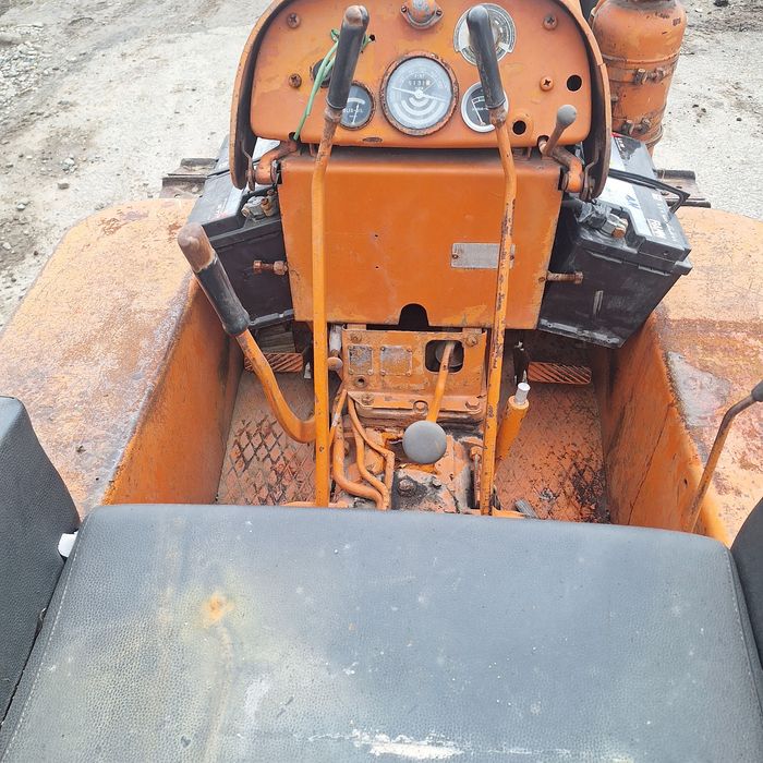 Tractor pe șenile Fiat 312 cu monobloc și priza.