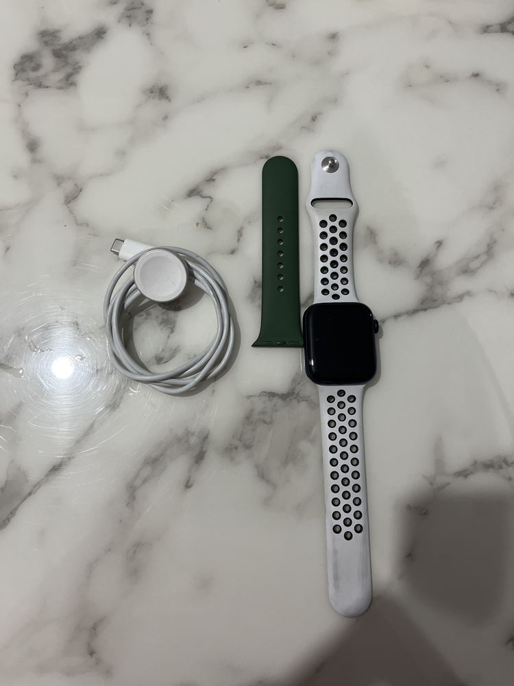 Apple watch шеста серия.В много добро състояние…