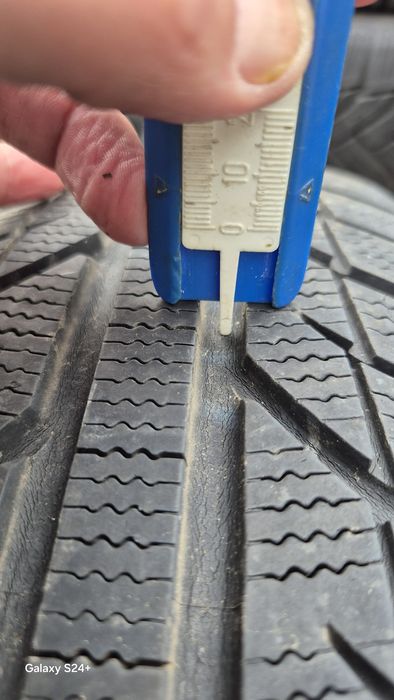 două cauciucuri; 175 70 14 de iarnă,m+s