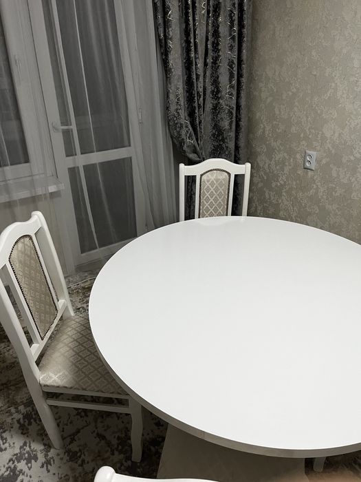 Продаются стол со стульями,размер 120х120х90х