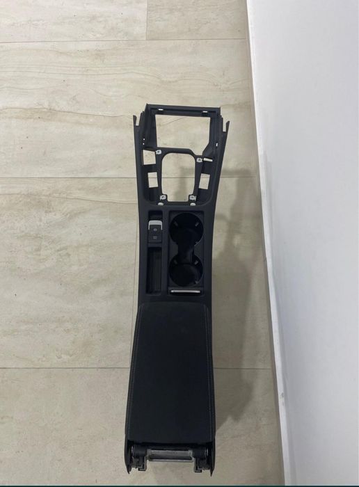 Vând cotiera passat b8