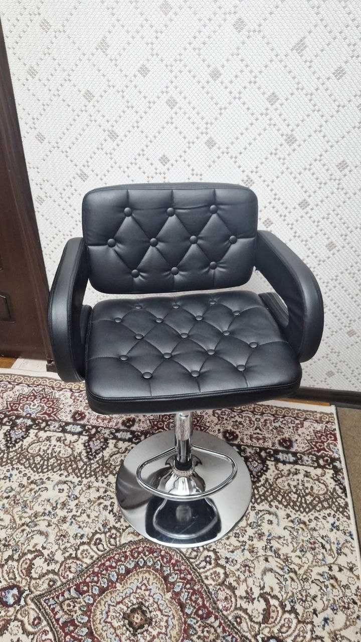 Продаю барный стулья несколько есть, черные