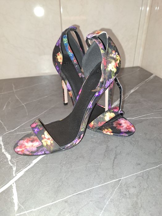 Sandale Asos nepurtate