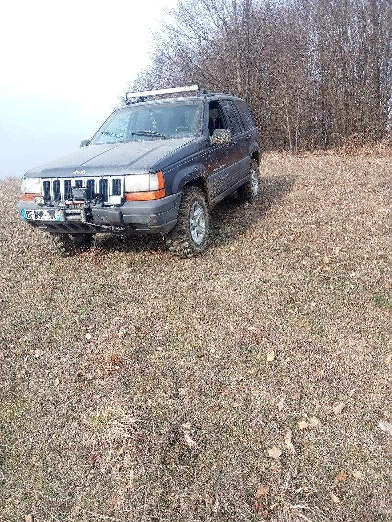 Vând jeep cherokee