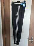 Vând pantaloni trening damă mr 42 adidas.