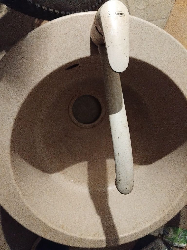 Chiuveta din granit maro  Franke si pyramis din inox
