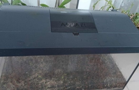 De vânzare acvariu de la AQUAEL echipat cu tot acvariul este de 60×30×