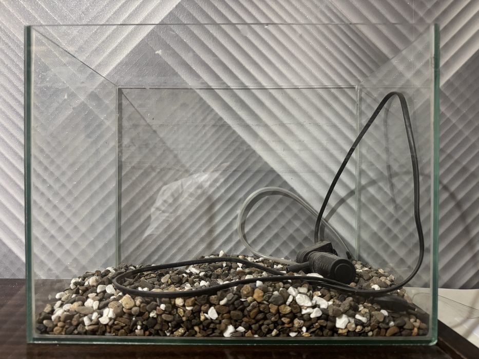 Аквариум с фильтром и камешками, рабочий, в хорошем состоянии 2 года .