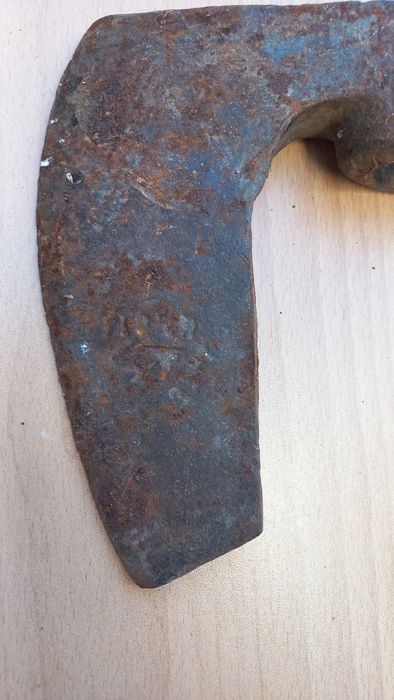 Стара брадва вижда се някаква маркировка