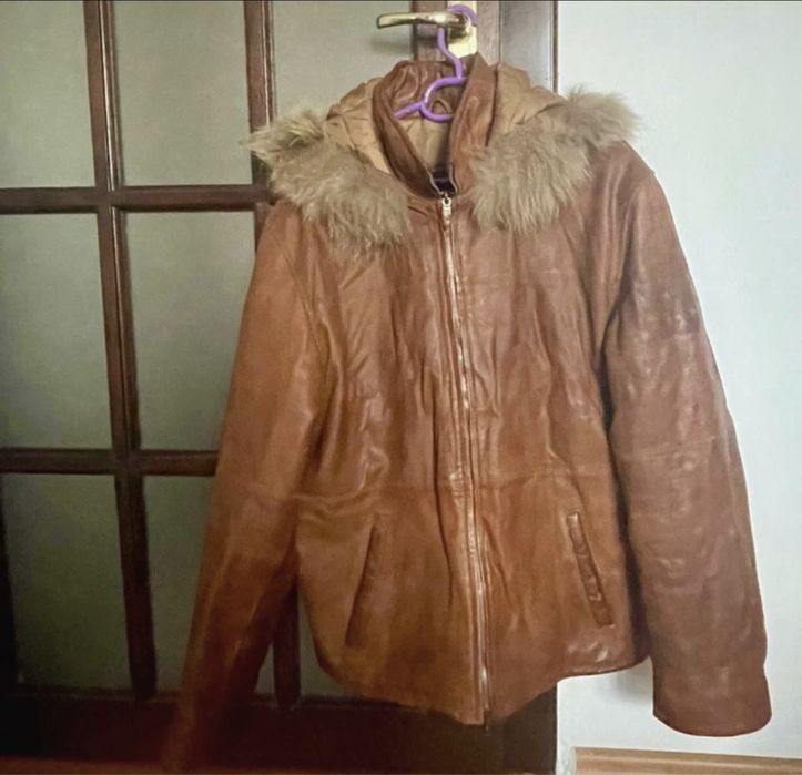 Geaca din piele in stare foarte buna,cu blanita