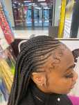 Negresa execut codite afrobraids, spicuri, dreduri si suvite sclipici